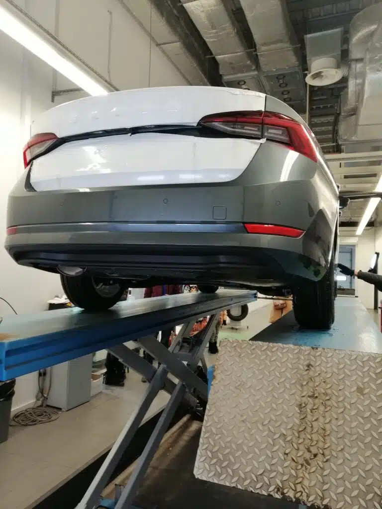 Skoda na podnośniku - inspekcja podwozia