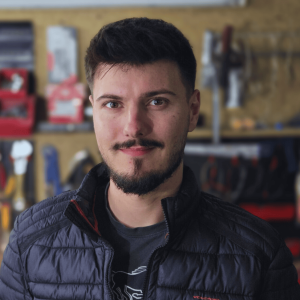 Zdjęcie portretowe Piotra Sokolińskiego, autora poradnika "Sprawdzenie samochodu przed kupnem" i założyciela firmy Jak Sprawdzać Auta.