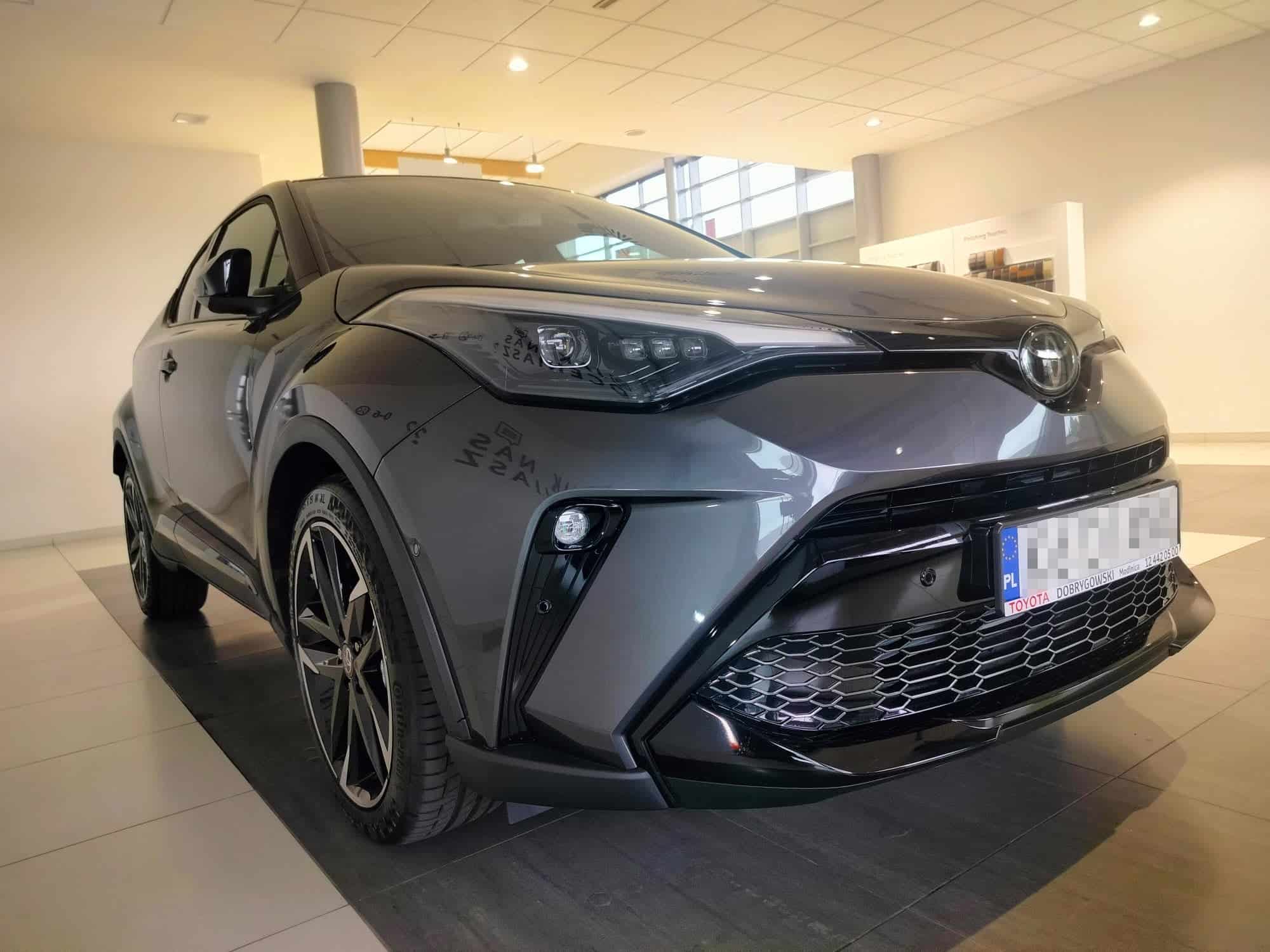 Sprawdzenie toyoty w salonie