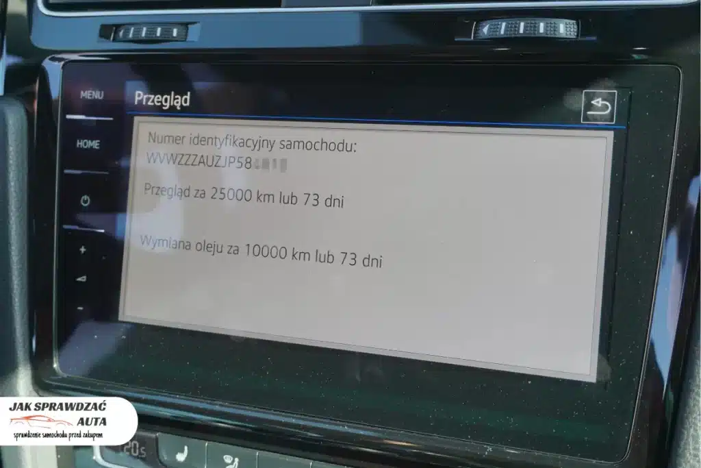 Cyfrowy numer VIN wyświetlony na ekranie systemu multimedialnego (infotainment) w Volkswagenie.