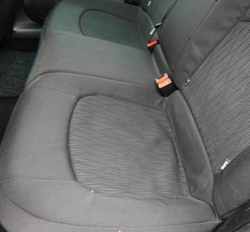 zużyte tylne fotele taxi