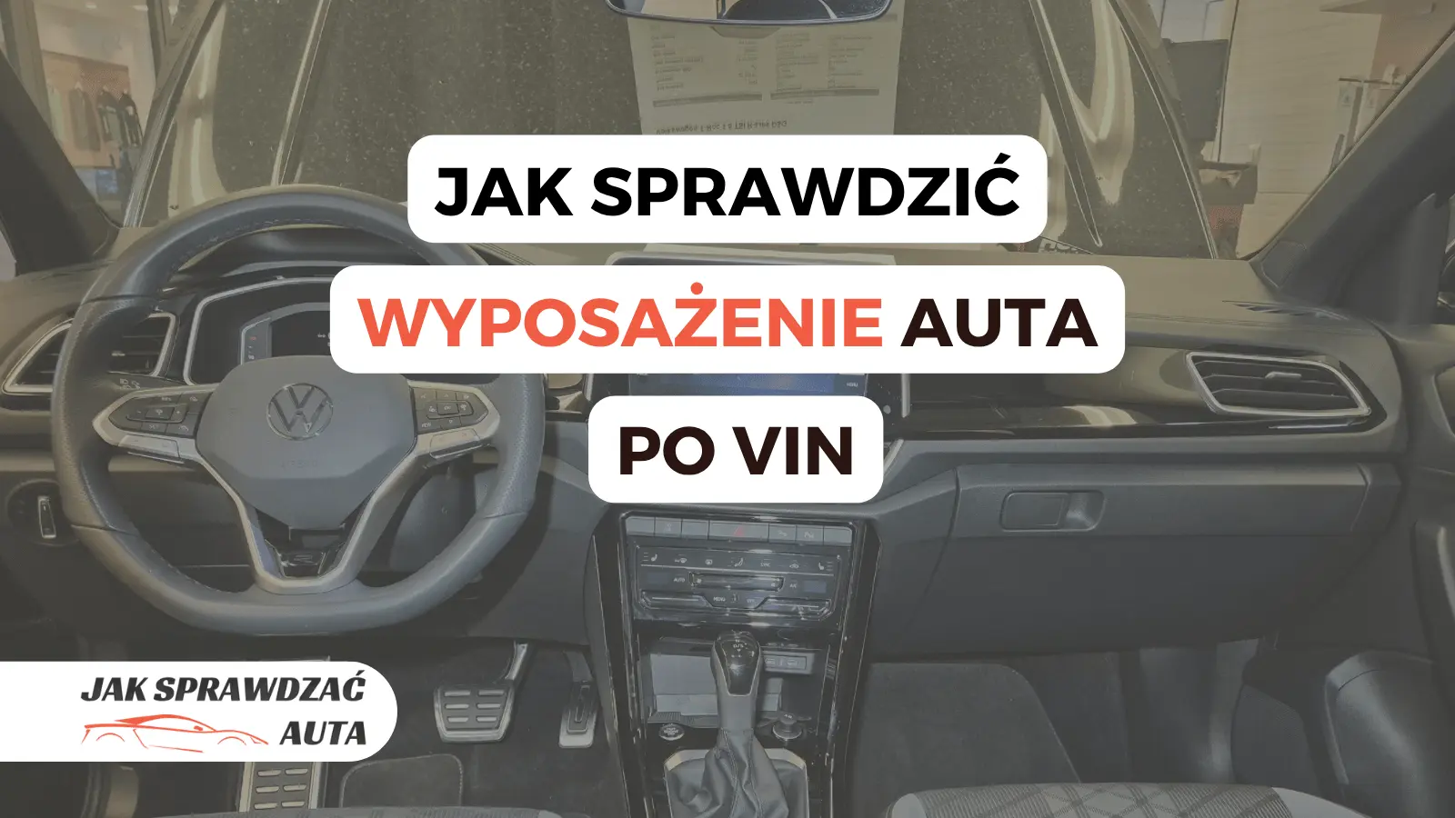 Grafika z napisem "JAK SPRAWDZIĆ WYPOSAŻENIE AUTA PO VIN" na tle kokpitu samochodu. W lewym dolnym rogu logo "JAK SPRAWDZAĆ AUTA".