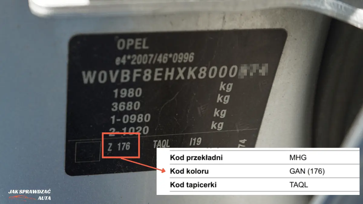 Tabliczka znamionowa Opel z kodem lakieru na słupku B od strony kierowcy – widoczny alfanumeryczny kod koloru