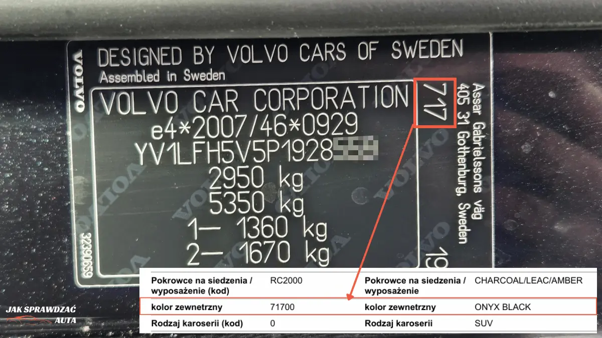 Tabliczka znamionowa Volvo z kodem lakieru na prawym słupku B – widoczny trzycyfrowy kod koloru