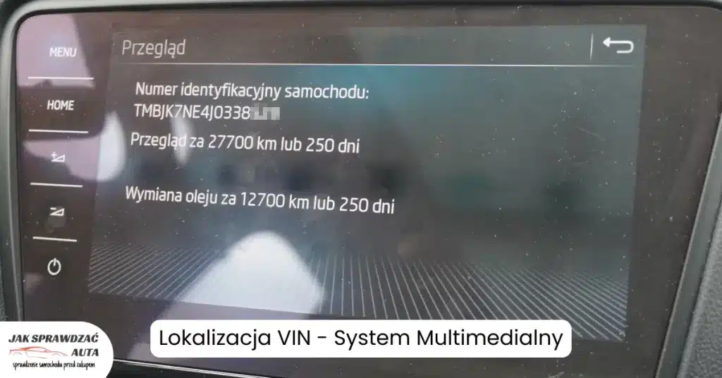 Ekran systemu multimedialnego w samochodzie Skoda wyświetlający cyfrowy numer VIN oraz termin przeglądu i wymiany oleju