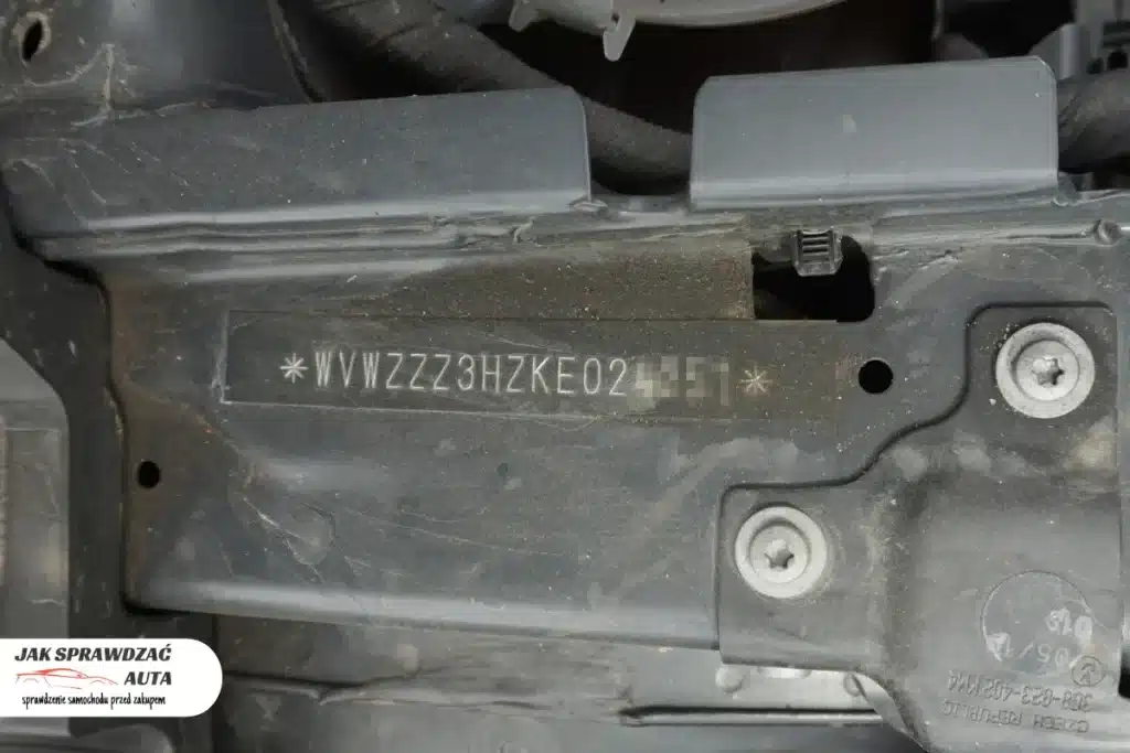 Numer VIN wybity trwale na stałym elemencie nadwozia w komorze silnika Volkswagena.