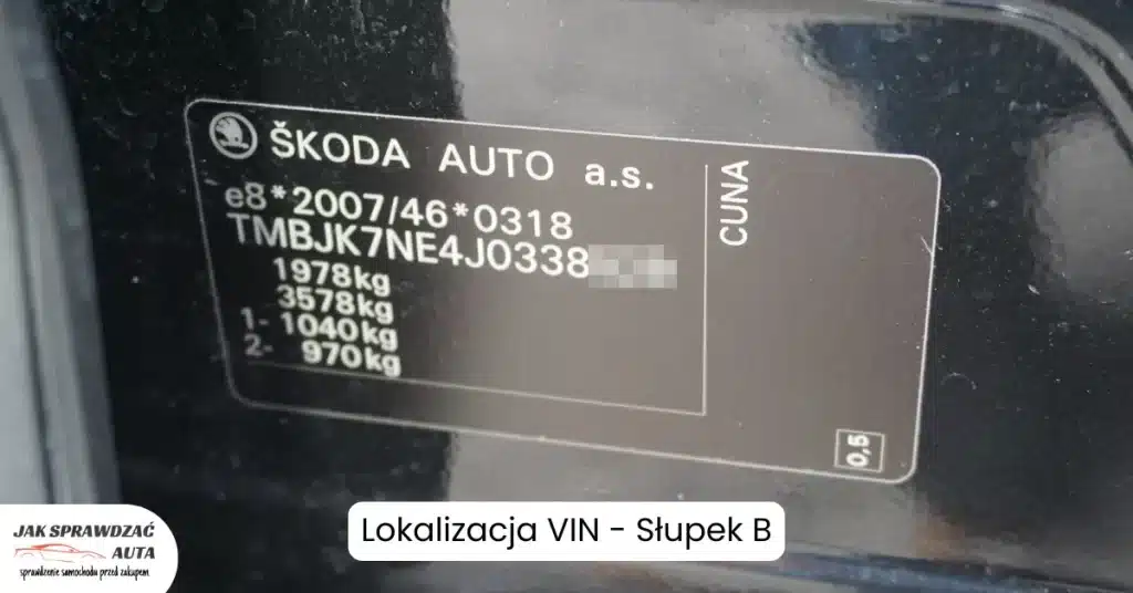 "Czarna naklejka znamionowa z numerem VIN i kodami wyposażenia na słupku B w samochodzie Skoda, widoczna po otwarciu drzwi kierowcy."