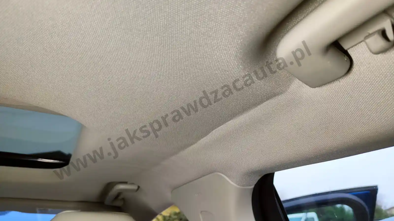Ślady wystrzału kurtyny powietrznej na podsufitce Podsufitka ze śladami po wystrzale kurtyny powietrznej
