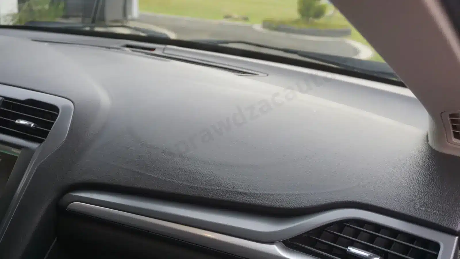 Naprawa powypadkowa – regenerowana deska rozdzielcza i airbag Regenerowana deska rozdzielcza po wystrzale poduszki powietrznej pasażera