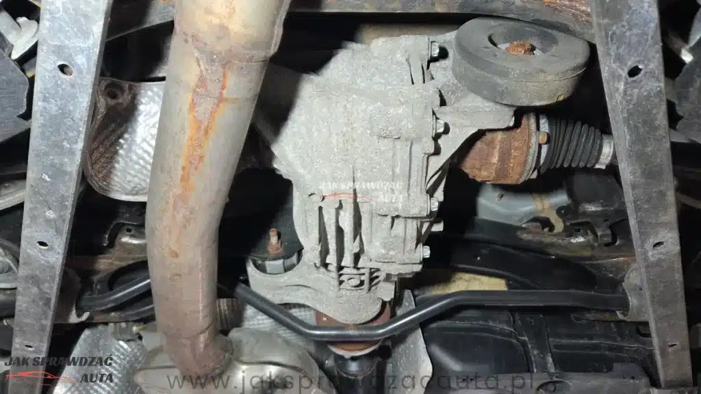 Tylny dyferencjał klasycznego Quattro Torsen sfotografowany od spodu pod samochodem – czysta mechanika, brak elementów elektrycznych